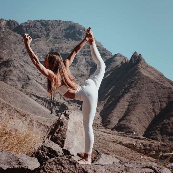 yoga en montaña pantalones blancos