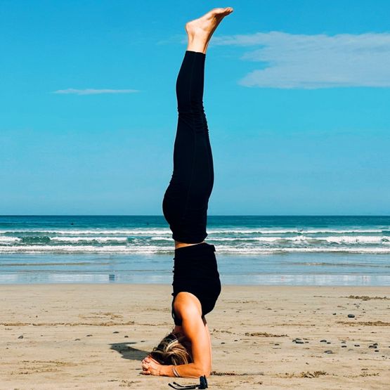 yoga en playa piernas